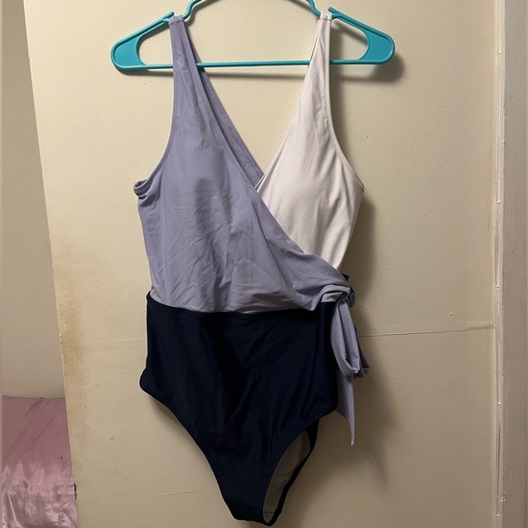 Cupshe Color Block One Piece Swimsuit - Picture 4 of 7